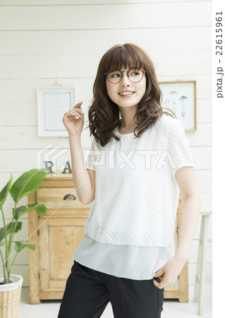 ポートレート　若い女性 22615961
