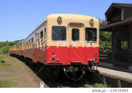 上総中野駅に停車中の小湊鉄道キハ200 22616981