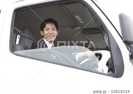 トラックに乗る男性2人 22618124