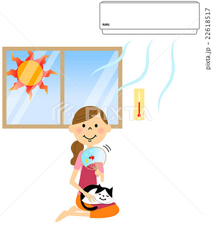 暑い日に室内で過ごす女性 22618517