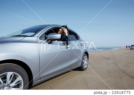 砂浜をドライブする男性 22618775