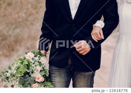 wedding couple blur people background  22618776