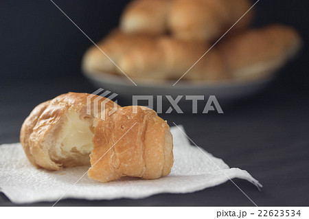 fresh croissans 22623534