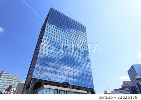 【ビジネスイメージ】オフィスビルと青空 22626159