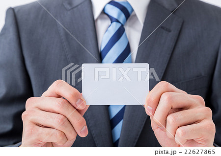 マイナンバー　クレジットカード　白いカード　男性社員　ビジネスマン　ビジネスイメージ 22627865