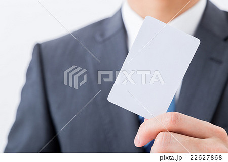 マイナンバー　クレジットカード　白いカード　男性社員　ビジネスマン　ビジネスイメージ 22627868