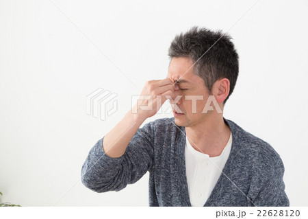 体調不良の男性 22628120