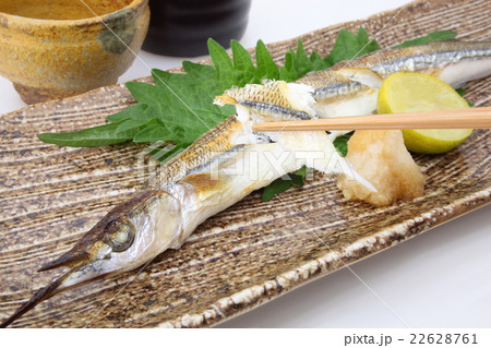 サヨリ 焼き魚 塩焼き 箸上げの写真素材