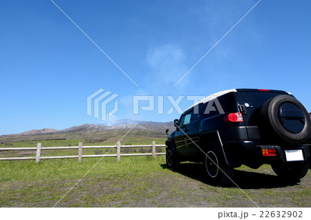 阿蘇山と車 22632902