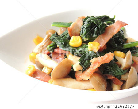 ほうれん草としめじのバターソテーの写真素材