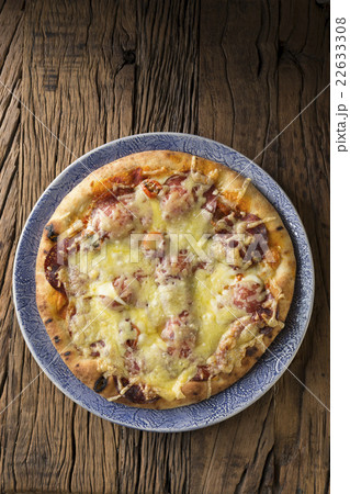 Fresh italian pizza. 22633308