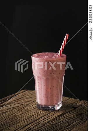 Fresh berry fruit smoothie. 22633338
