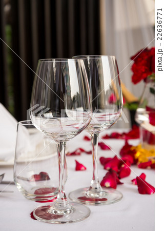 Wine glass table set with rose petals decorations  22636771