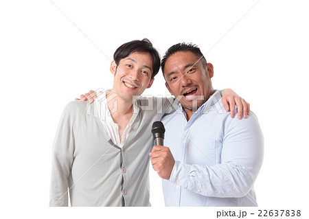 カラオケを楽しむ男性2名 カラオケを楽しむ男性2名 22637838