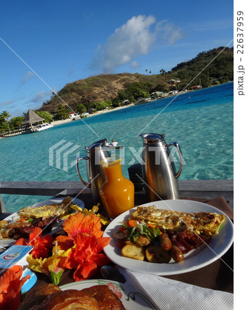 ボラボラ島の水上ヴィラでの朝食の写真素材