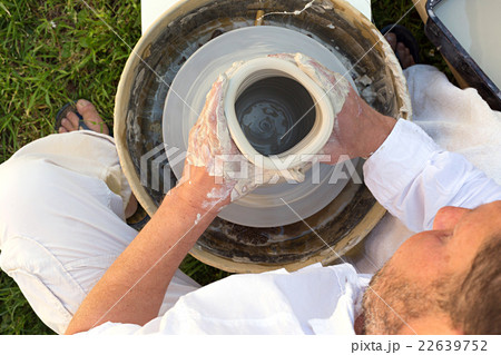 potter at work 22639752