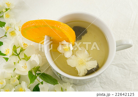 Green tea with jasmine leaf in a cup 22642125