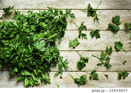 buncho of parsley on a rustic white table 22643657