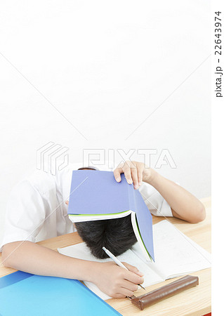 疲れ果てる男の子　悩む男の子　中学生　高校生 22643974