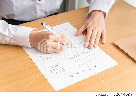 大学の願書を書く女子高生 大学の願書を書く女子高生 22644035