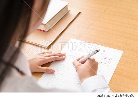 大学の願書を書く女子高生 大学の願書を書く女子高生 22644036