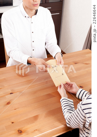給料袋を手渡しする夫 22646644