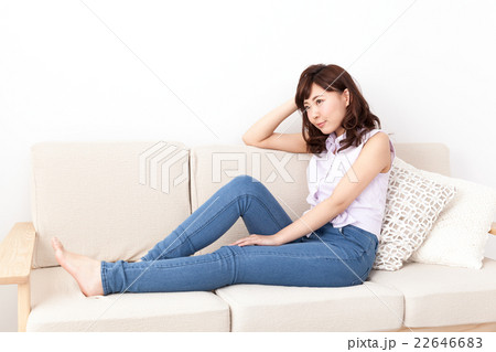 ソファーでくつろぐ若い女性 ソファーでくつろぐ若い女性 22646683