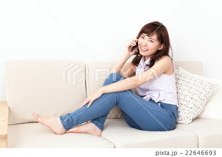 ソファーで電話する若い女性 22646693