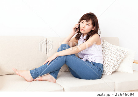 ソファーで電話する若い女性 22646694