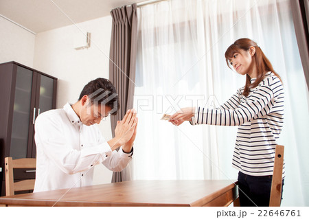 お小遣いを夫に渡す妻 お小遣いを夫に渡す妻 22646761
