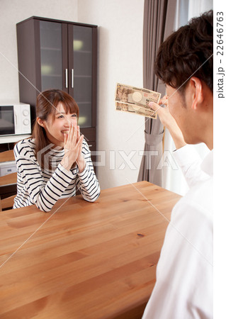 お小遣いを妻に渡す夫 お小遣いを妻に渡す夫 22646763