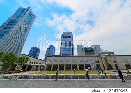 横浜美術館と広場の噴水の写真素材