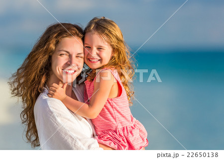 Mother and daughter on the beach 22650138