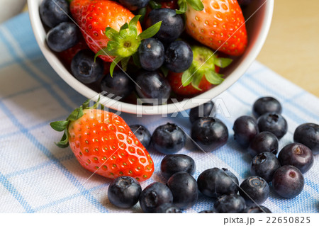 Fresh strawberries and blueberries 22650825