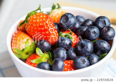 Fresh strawberries and blueberries Fresh strawberries and blueberries 22650828