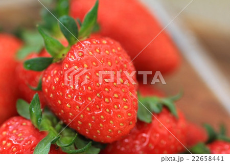 ヘタ付きの新鮮いちご ヘタ付きの新鮮いちご 22658441