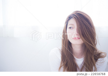 若い女性 若い女性 22658768