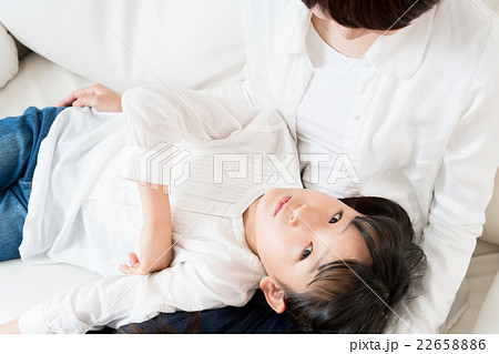 母親に甘える女の子の写真素材