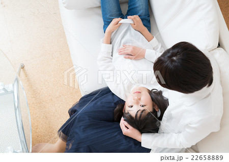 母親の膝の上で休む女の子 母親の膝の上で休む女の子 22658889