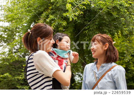 公園で遊ぶ笑顔の親子とママ友 公園で遊ぶ笑顔の親子とママ友 22659539