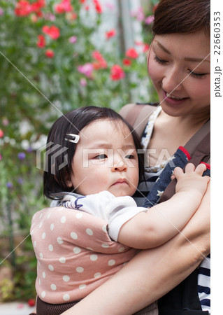 公園で遊ぶ笑顔の親子写真 22660353