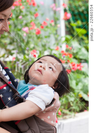 公園で遊ぶ笑顔の親子写真 22660354