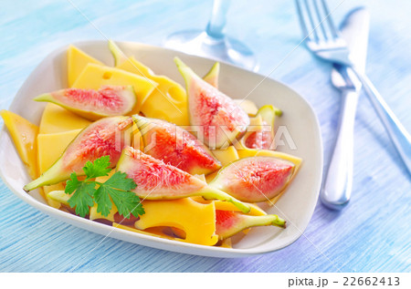 cheese with figs 22662413