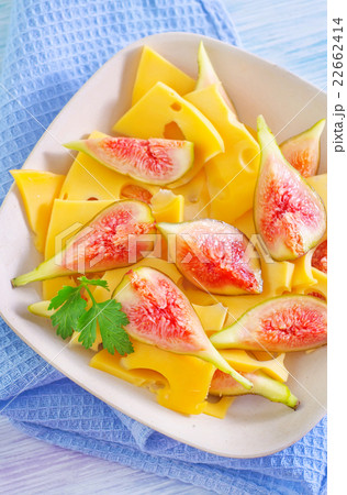 cheese with figs 22662414