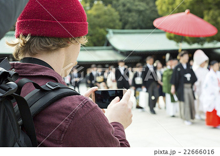 外国人バックパッカーの写真素材