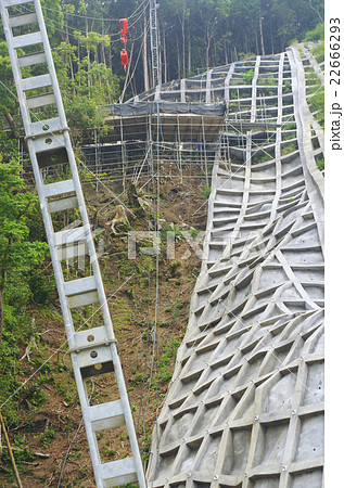 崖を覆う法枠工事 22666293