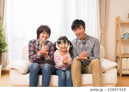 納得した仲良し家族の写真素材