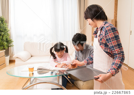 子供の勉強を見守る夫婦 22667865