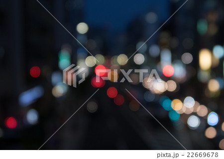 都市風景 渋谷 ぼかし ピンぼけ 市街地 合成用背景 玉ボケ コピースペース 夜の街のボケ画像の写真素材
