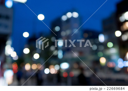 都市風景 渋谷 ぼかし ピンぼけ 市街地 合成用背景 玉ボケ コピースペース 夜の街のボケ画像の写真素材